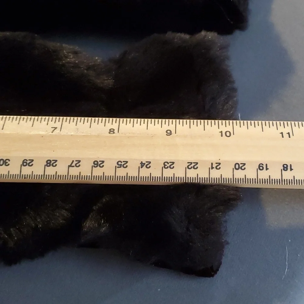 Faux fut mittens. Cozy and‎ soft. Completely lined. Very good used condition.